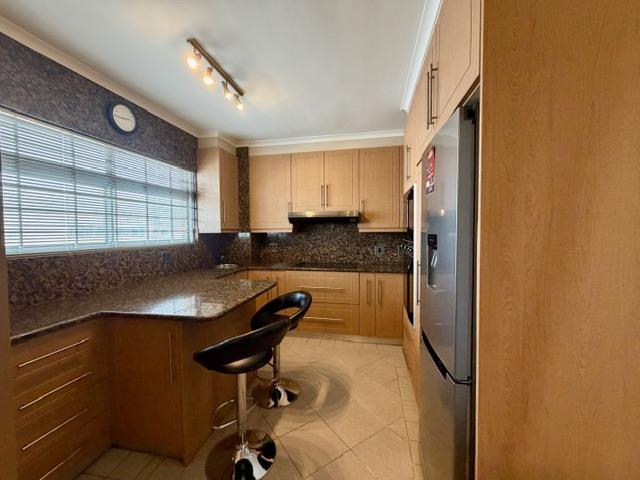 To Let 4 Bedroom Property for Rent in Sea Point Western Cape